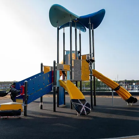 By Dziwna River With Pool Access Dziwnów